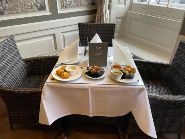The Spread Eagle Hotel Thame Bagian luar foto